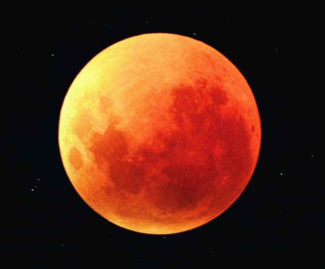 Luna llena y roja por un eclipse