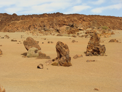 Foto de un desierto con 3 rocas grandes