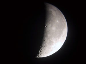 Bonita imagen ampliada de la Luna en fase creciente