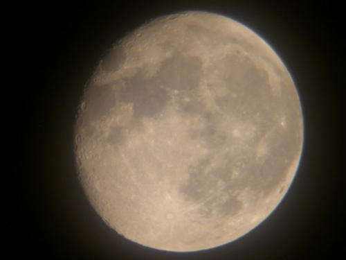 Luna casi llena en primer plano